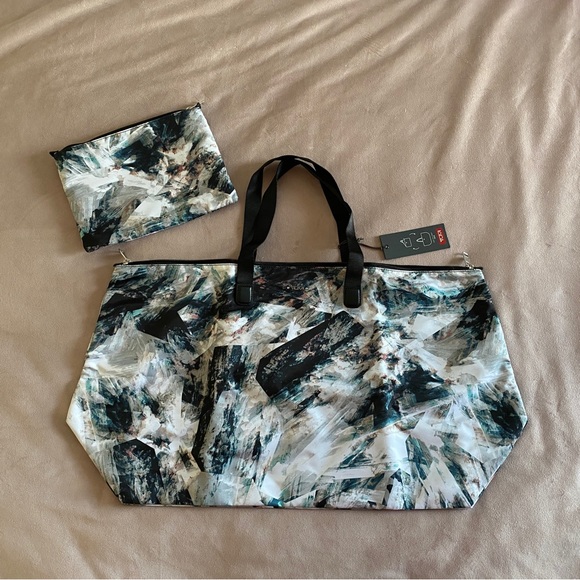 TUMI Travel Set - Picture 7 of 7